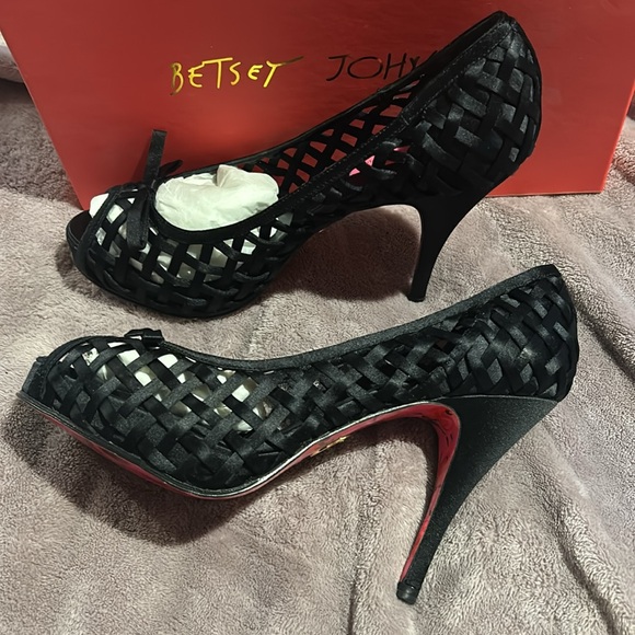 Betsey Johnson Black Lattice Ribbon Pump sz 8 - Picture 6 of 13